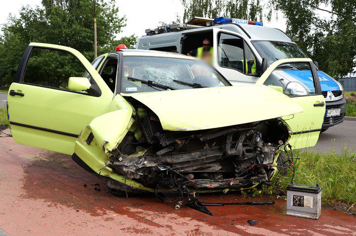 Elbląg, Kwiatkowskiego: seatem uderzył w skarpę