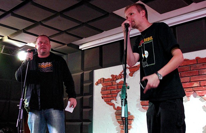 Elbląg, Od lewej - zwycięzca slamu Krzysztof Kania i organizator Wojciech Cichoń Elbląg, Od lewej - zwycięzca slamu Krzysztof Kania i organizator Wojciech Cichoń
