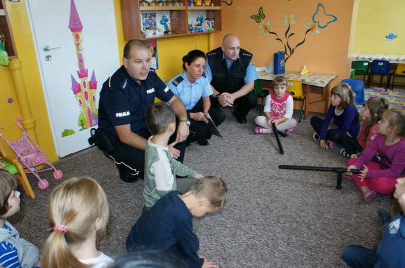 Elbląg, Policjanci odwiedzają przedszkola wspólnie ze strażnikami miejskimi