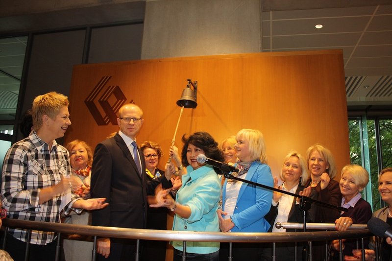 Elbląg, Irene Natividad, prezydentka GlobeWomen uderzyła w dzwon na warszawskiej Giełdzie Elbląg, Irene Natividad, prezydentka GlobeWomen uderzyła w dzwon na warszawskiej Giełdzie
