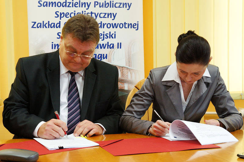 Elbląg, Umowę o dofinansowanie projektu "e-pacjent" podpisali Witold Wróblewski, członek Zarządu województwa i Ewa Pietryka, p.o. dyrektora Szpitala Miejskiego w Elblągu Elbląg, Umowę o dofinansowanie projektu "e-pacjent" podpisali Witold Wróblewski, członek Zarządu województwa i Ewa Pietryka, p.o. dyrektora Szpitala Miejskiego w Elblągu