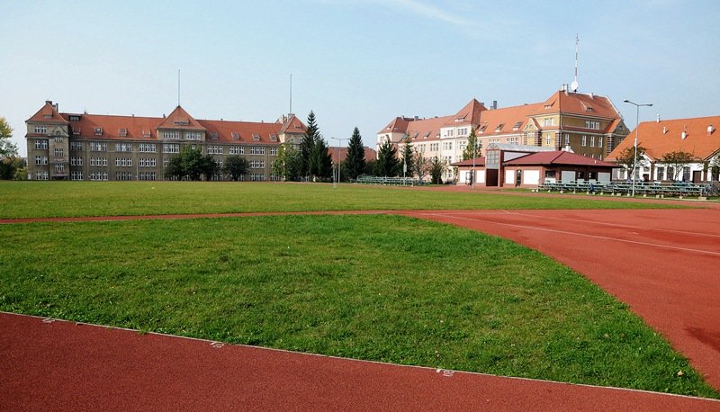 Elbląg, Miasteczko szkolne przy ul. Saperów, które zawsze tętniło życiem, pozbyło się sporej liczby uczniów (fot AD)