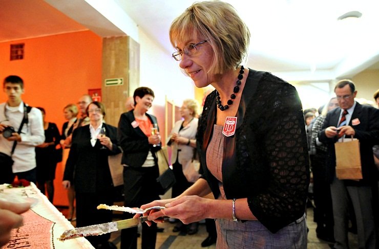 Elbląg, Obecna dyrektor I LO Zofia Ostrówka kroi jubileuszowy tort