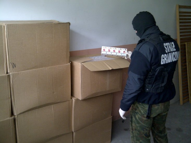 Elbląg, Blisko 30 tys. paczek papierosów bez polskich znaków akcyzy znaleziono w garażu w Jelonkach