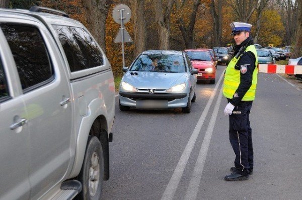 Elbląg, Na drogacj w pobliżu elbląskich nekropolii już tworzą się korki Elbląg, Na drogacj w pobliżu elbląskich nekropolii już tworzą się korki