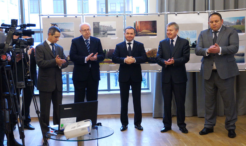 Elbląg, Od lewej: Jerzy Wcisła, Sergiej Puczkow, konsul generalny FR, Grzegorz Nowaczyk,  Zbigniew Świerczyński z konsulatu RP w Kaliningradzie, wicemer Andriej Szumilin