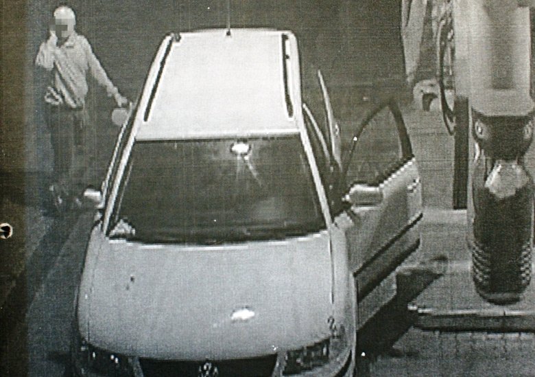 Elbląg, Do swojego procederu mężczyzna wykorzystywał samochód siostry, ale umieszczał na nim kradzione tablice rejestracyjne (zapis monitoringu)