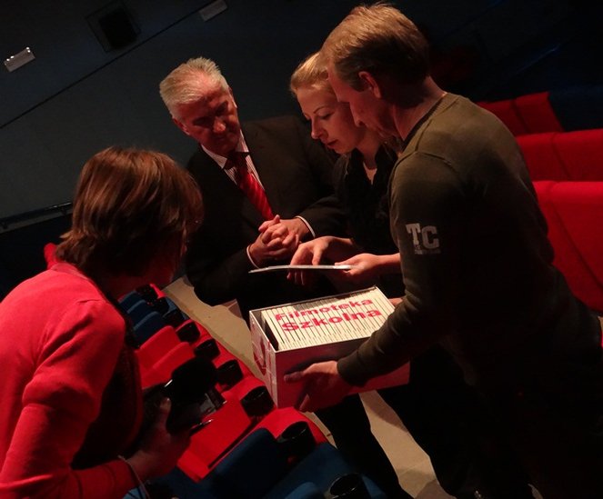 Elbląg, Wczoraj w Centrum Spotkań Europejskich Światowid Andrejs Nikerins otrzymał od dyrektora Antoniego Czyżyka i kierowniczki kina Natalii Klonowskiej pakiet polskich filmów dla Polonii z Liepaji Elbląg, Wczoraj w Centrum Spotkań Europejskich Światowid Andrejs Nikerins otrzymał od dyrektora Antoniego Czyżyka i kierowniczki kina Natalii Klonowskiej pakiet polskich filmów dla Polonii z Liepaji