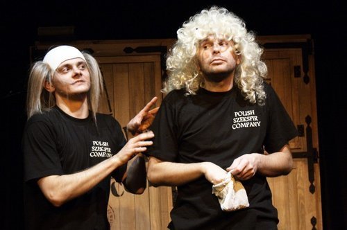 Elbląg, scena ze spektaklu: od lewej Leszek Andrzej Czerwiński i Marcin Tomasik Elbląg, scena ze spektaklu: od lewej Leszek Andrzej Czerwiński i Marcin Tomasik