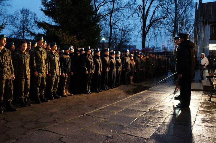 Elbląg, Elbląscy uczniowie ruszyli sprzed budynku Muzeum, które dziś pełniło rolę Szkoły Podchorążych