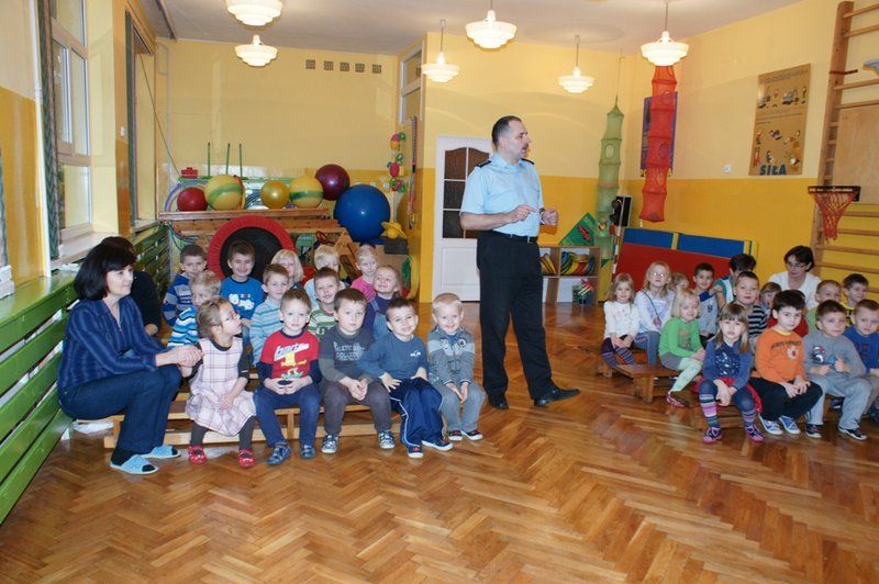 Elbląg, Nadkomisarz Artur Kłapouchy odwiedził dziś (30 listopada) Przedszkole nr 19