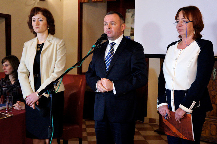 Elbląg, od prawej: Maria Kasprzycka, Dyrektor Muzeum Archeologiczno- Historycznego w Elblągu oraz Prezydent Elbląga Grzegorz Nowaczyk oraz tłumacz Irina Politańska