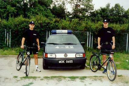 Elbląg, St. aspirant Grzegorz Szewczyk (po lewej) brał już udział w rowerowych patrolach Elbląg, St. aspirant Grzegorz Szewczyk (po lewej) brał już udział w rowerowych patrolach