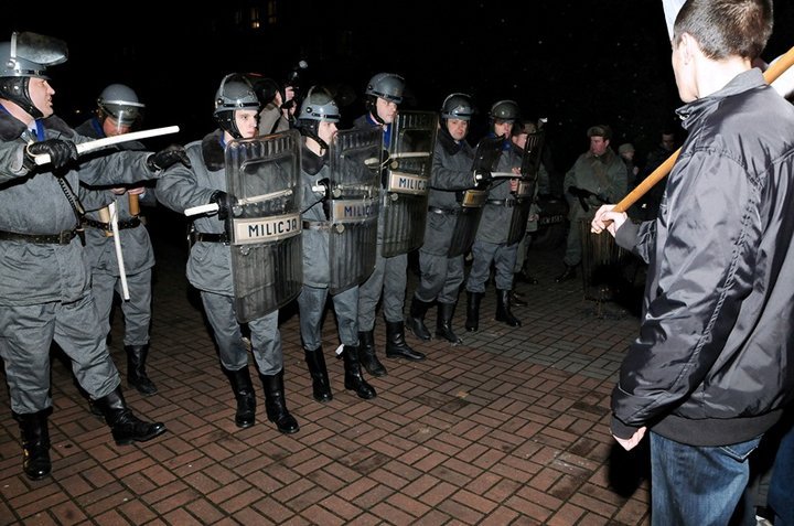Elbląg, Ubiegłoroczny happening, w 30. rocznicę wprowadzenia w Polsce stanu wojennego, miał charakter edukacyjny