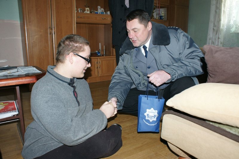 Elbląg, 20-letni Krzysztof otrzymał dziś wiele prezentów, m.in. od policjantów