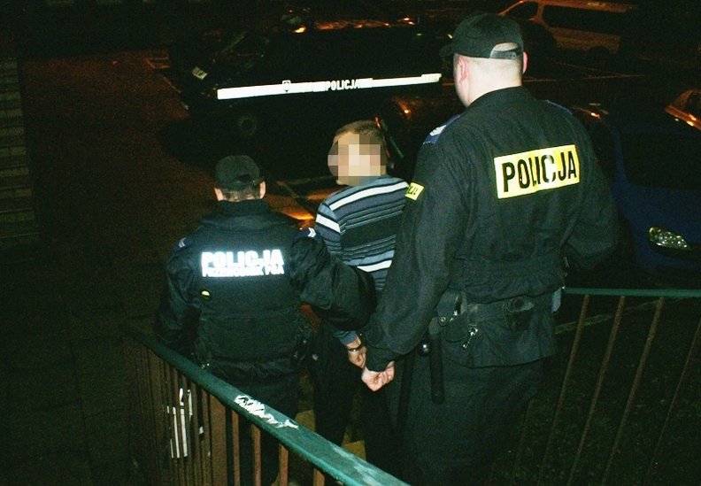 Elbląg, Podejrzanego o dokonanie napadu mężczyznę policjanci zatrzymai już wczoraj. Trwają poszukiwania jego kompana Elbląg, Podejrzanego o dokonanie napadu mężczyznę policjanci zatrzymai już wczoraj. Trwają poszukiwania jego kompana