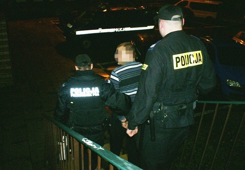 Elbląg, Podejrzanego o dokonanie napadu mężczyznę policjanci zatrzymai już wczoraj. Trwają poszukiwania jego kompana