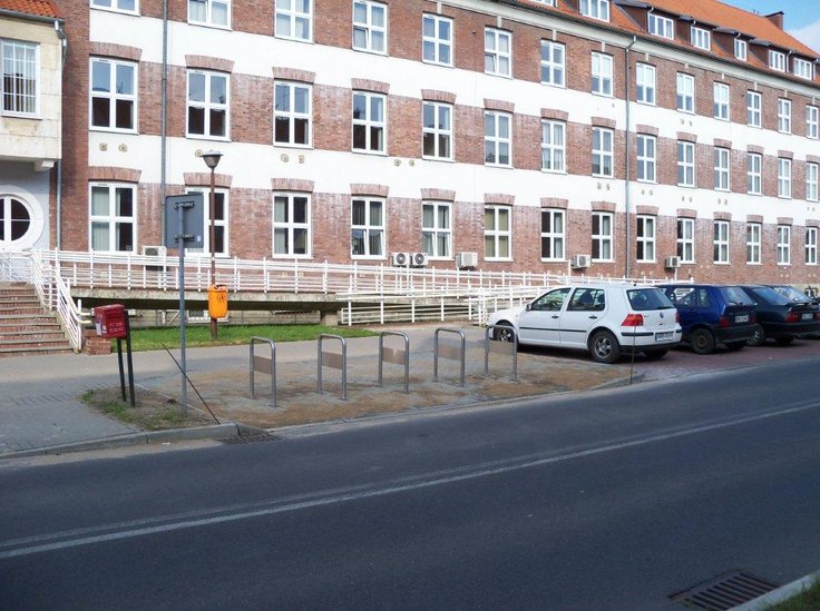 Elbląg, Stojaki rowerowe zamontowano już m.in. przy ul. Wojska Polskiego Elbląg, Stojaki rowerowe zamontowano już m.in. przy ul. Wojska Polskiego