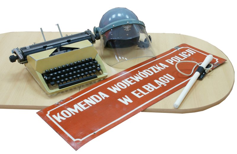 Elbląg, W niedzielę będzie można wylicytować na rzecz WOŚP m.in. hełm i pałkę milicyjną, maszynę do pisania oraz historyczną już tablicę KWP w Elblągu Elbląg, W niedzielę będzie można wylicytować na rzecz WOŚP m.in. hełm i pałkę milicyjną, maszynę do pisania oraz historyczną już tablicę KWP w Elblągu
