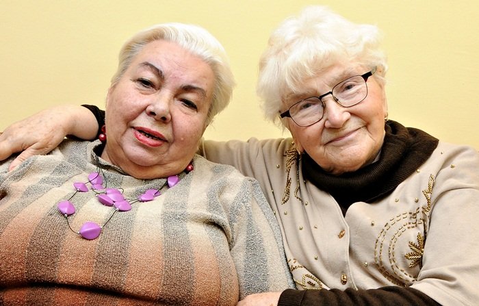 Elbląg, Przyjaźń to rzecz uniwersalna, której ząb czasu nie tyka. Od lewej: Irena Kozak i Helena Stachnowicz Elbląg, Przyjaźń to rzecz uniwersalna, której ząb czasu nie tyka. Od lewej: Irena Kozak i Helena Stachnowicz
