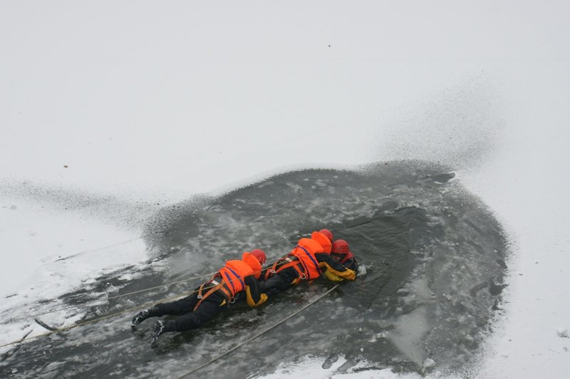Elbląg, Policjanci pod okiem strażaków szkolili się w udzielaniu pomocy osobie, pod którą załamał sie lód