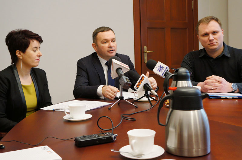 Elbląg, Od lewej: dyrektor DKS Hanna Laska- Kleinszmidt, Prezydent Elbląga Grzegorz Nowaczyk oraz Emil Słodownik z Biura Obsługi Inwestora