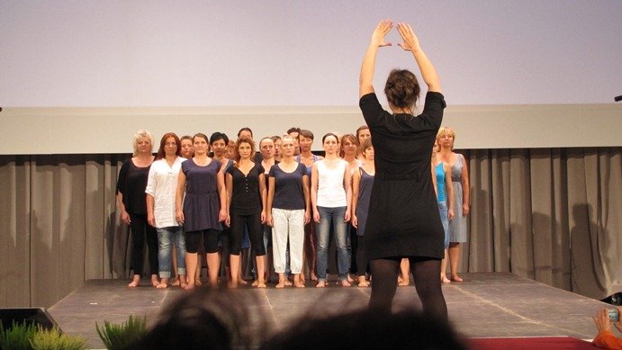 Elbląg, Przemoc to jeden z najważniejszych problemów podnoszonych przez środowiska kobiece. Mówiący m.in. o przemocy spektakl Chóru Kobiet pod batutą Marty Górnickiej w czasie Kongresu Kobiet w Warszawie we wrześniu 2012 r. dostał owacje na stojąco...