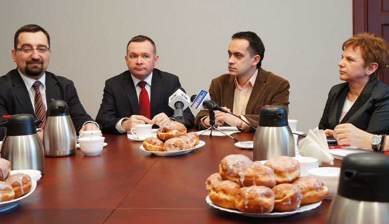 Elbląg, Konferencja prasowa (od lewej): wiceprezydent Elbląga Adam Witek, prezydent Grzegorz Nowaczyk, radny Robert Turlej i prezes spółki Aquapark Elbląg Urszula Kocięcka