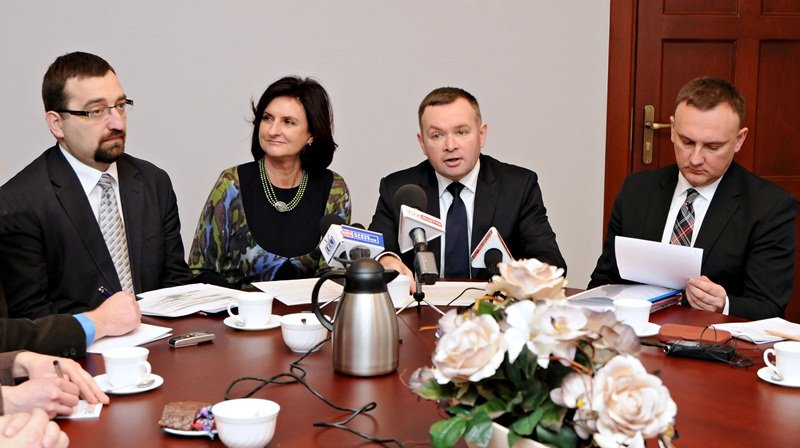 Elbląg, Prezydent oraz wiceprezydenci Elbląga podczas dzisiejszej konferencji Elbląg, Prezydent oraz wiceprezydenci Elbląga podczas dzisiejszej konferencji