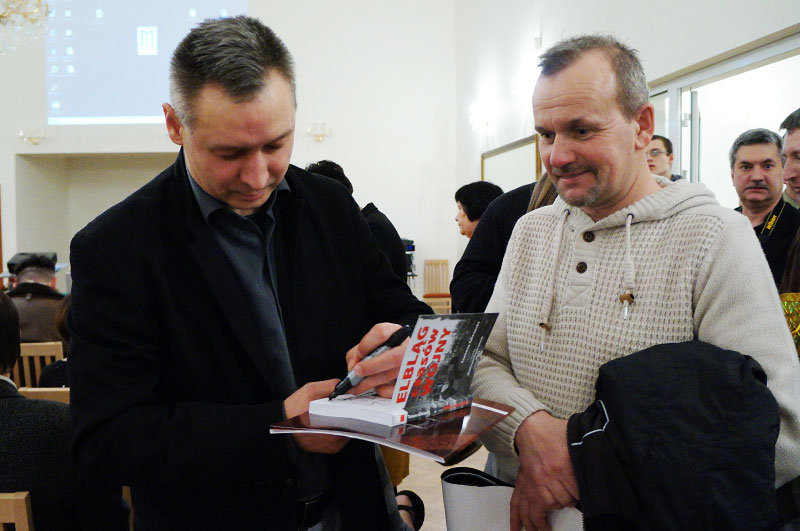 Elbląg, Spotkanie z Tomaszem Glinieckim przyciągnęło tłumy zainteresowanych wojenną historią Elbląga Elbląg, Spotkanie z Tomaszem Glinieckim przyciągnęło tłumy zainteresowanych wojenną historią Elbląga