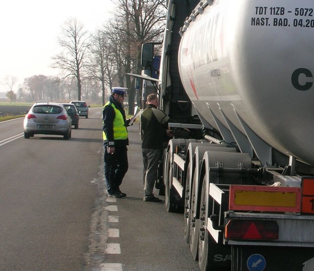 Elbląg, W ramach akcji policjanci skontrolowali ponad 90 samochodów ciężarowych i autobusów