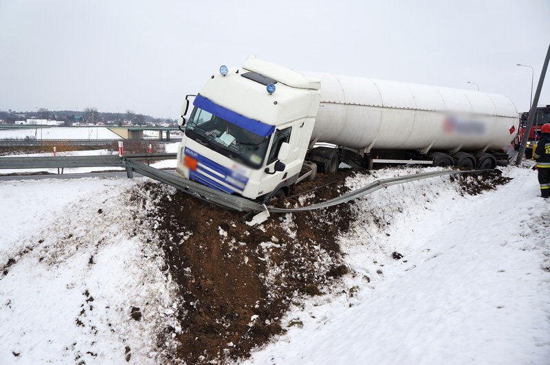 Elbląg, Cysterną uderzył w barierę Elbląg, Cysterną uderzył w barierę