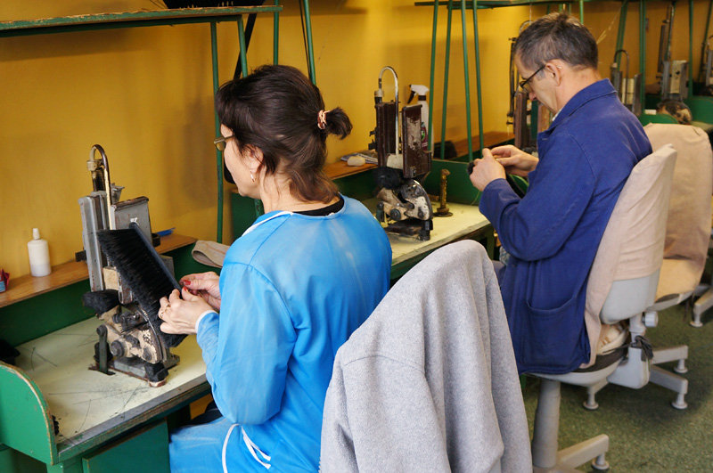 Elbląg, Ponad 100 osób niewidomych i niedowidzących produkuje tu ręcznie szczotki i pędzle najwyższej jakości