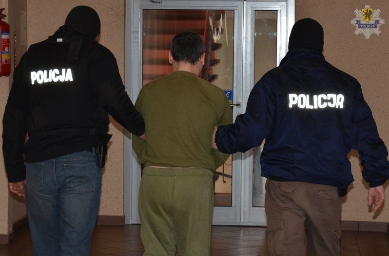Elbląg, 32-letni obywatel Rosji, oskarżony o potrójne zabójstwo został zatrzymany w Elblągu i przewieziony do Gdańska Elbląg, 32-letni obywatel Rosji, oskarżony o potrójne zabójstwo został zatrzymany w Elblągu i przewieziony do Gdańska