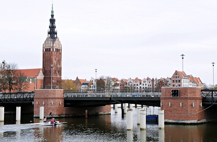 Elbląg, Od października 2012 r. suchą stopą można pokonać rzekę Elbląg mostem dolnym