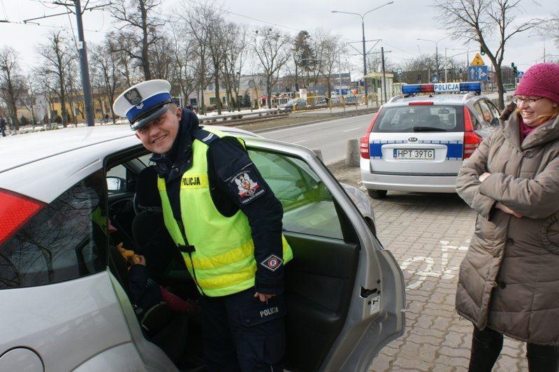 Elbląg, Podczas piątkowej akcji policjanci wręczali małym pasażerom maskotki Elbląg, Podczas piątkowej akcji policjanci wręczali małym pasażerom maskotki