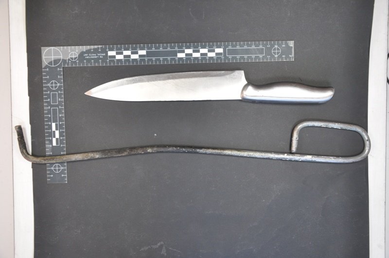 Elbląg, Bił pogrzebaczem, groził nożem