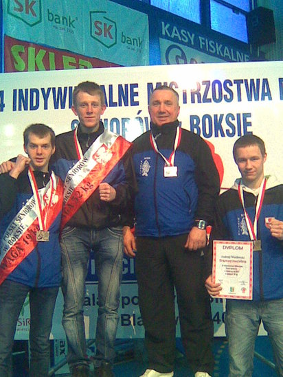 Elbląg, Od lewej: Arkadiusz Lubomski, Grzegorz Brynda, trener K. Stemplewski i Andrzej Wasilewski Elbląg, Od lewej: Arkadiusz Lubomski, Grzegorz Brynda, trener K. Stemplewski i Andrzej Wasilewski
