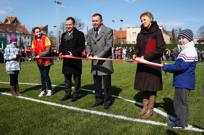 Elbląg, Podczas otwarcia Orlika przy SP nr 4 uroczyście przecięto wstęgę