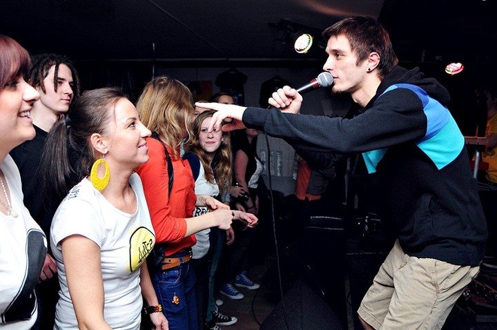 Elbląg, Grzegorz Wlaźlak, wokalista oraz gitarzysta formacji Bethel podczas koncertu w Mjazzdze