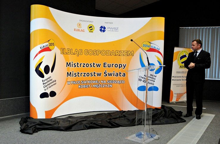 Elbląg, Prezydent Elbląga Grzegorz Nowaczyk podczas odsłonięcia logo Mistrzostw Świata oraz Mistrzostw Europy. Oba zostały zaprojektowane przez Janusza Kozaka Elbląg, Prezydent Elbląga Grzegorz Nowaczyk podczas odsłonięcia logo Mistrzostw Świata oraz Mistrzostw Europy. Oba zostały zaprojektowane przez Janusza Kozaka