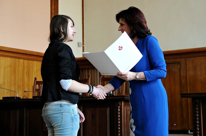 Elbląg, Gimnazjaliści odebrali stypendia z rąk Grażyny Kluge, wiceprezydenta Elbląga Elbląg, Gimnazjaliści odebrali stypendia z rąk Grażyny Kluge, wiceprezydenta Elbląga