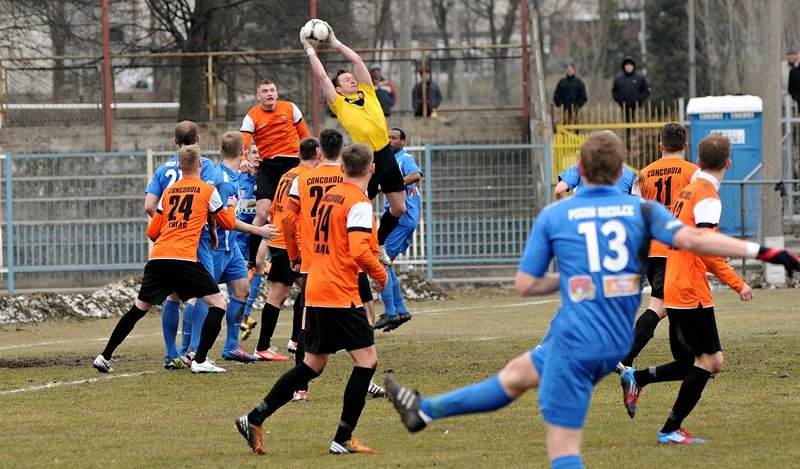 Elbląg, Hieronim Zoch łapie piłkę po dośrodkowaniu Mariusza Dzienisa