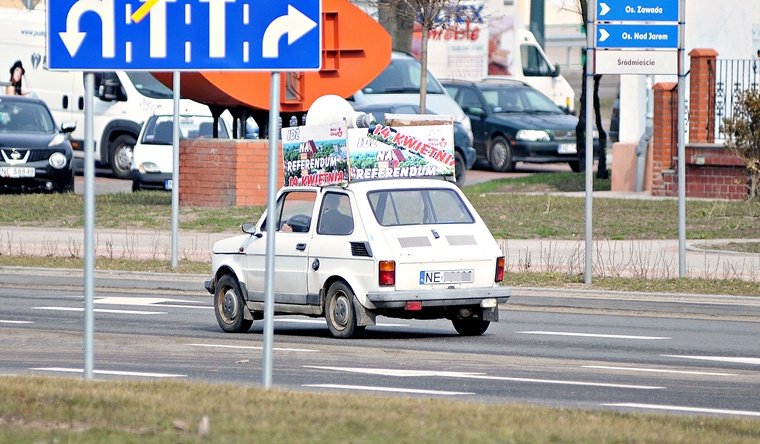 Elbląg, Fiat 126 p z megafonem na dachu - tak Grupa Referendalna zachęcała do udziału w głosowaniu Elbląg, Fiat 126 p z megafonem na dachu - tak Grupa Referendalna zachęcała do udziału w głosowaniu