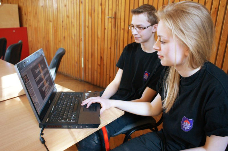 Elbląg, Prezentację poświęconą zamordowanemu przez NKWD policjantowi przygotowali uczniowie ZST: Martyna Andrukajtis  i Daniel Janowski