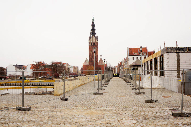 Elbląg, Przez rzekę obiema kładkami