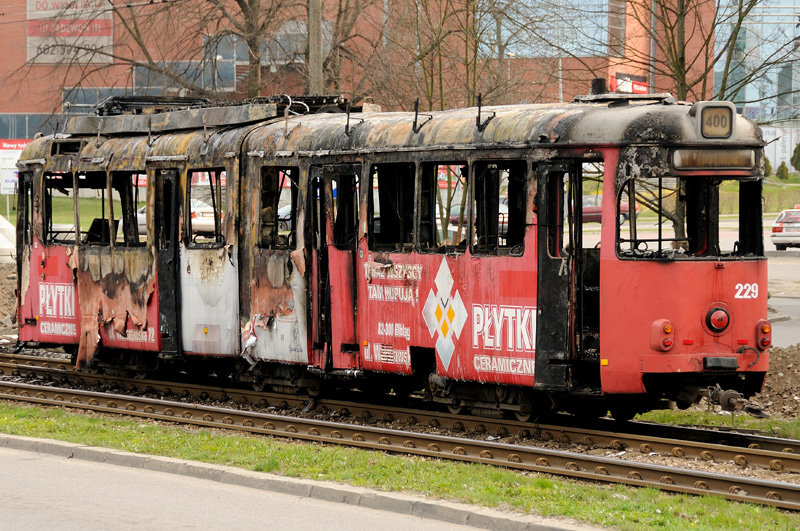 Elbląg, Rok temu doszczętnie spłonął wagon przy ul. Robotniczej, kilkanaście dni temu przy ul.Królewieckiej. Zostawić czy całkowicie zlikwidować GT6? Elbląg, Rok temu doszczętnie spłonął wagon przy ul. Robotniczej, kilkanaście dni temu przy ul.Królewieckiej. Zostawić czy całkowicie zlikwidować GT6?
