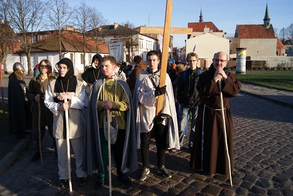 Elbląg, Na sobotnią pielgrzymkę do Świętego Gaju wyruszyli także odtwórcy historyczni