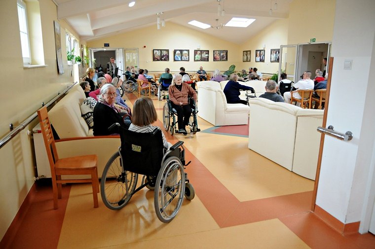 Elbląg, Zebranie owszem, byle przed serialem…