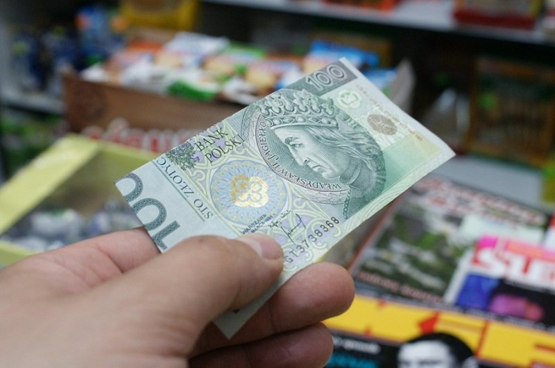 Elbląg, Zapłacił fałszywym banknotem, dostał resztę oraz… zarzuty